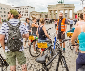 Berlin: Sights and Highlights Bike Tour with a Local Guide