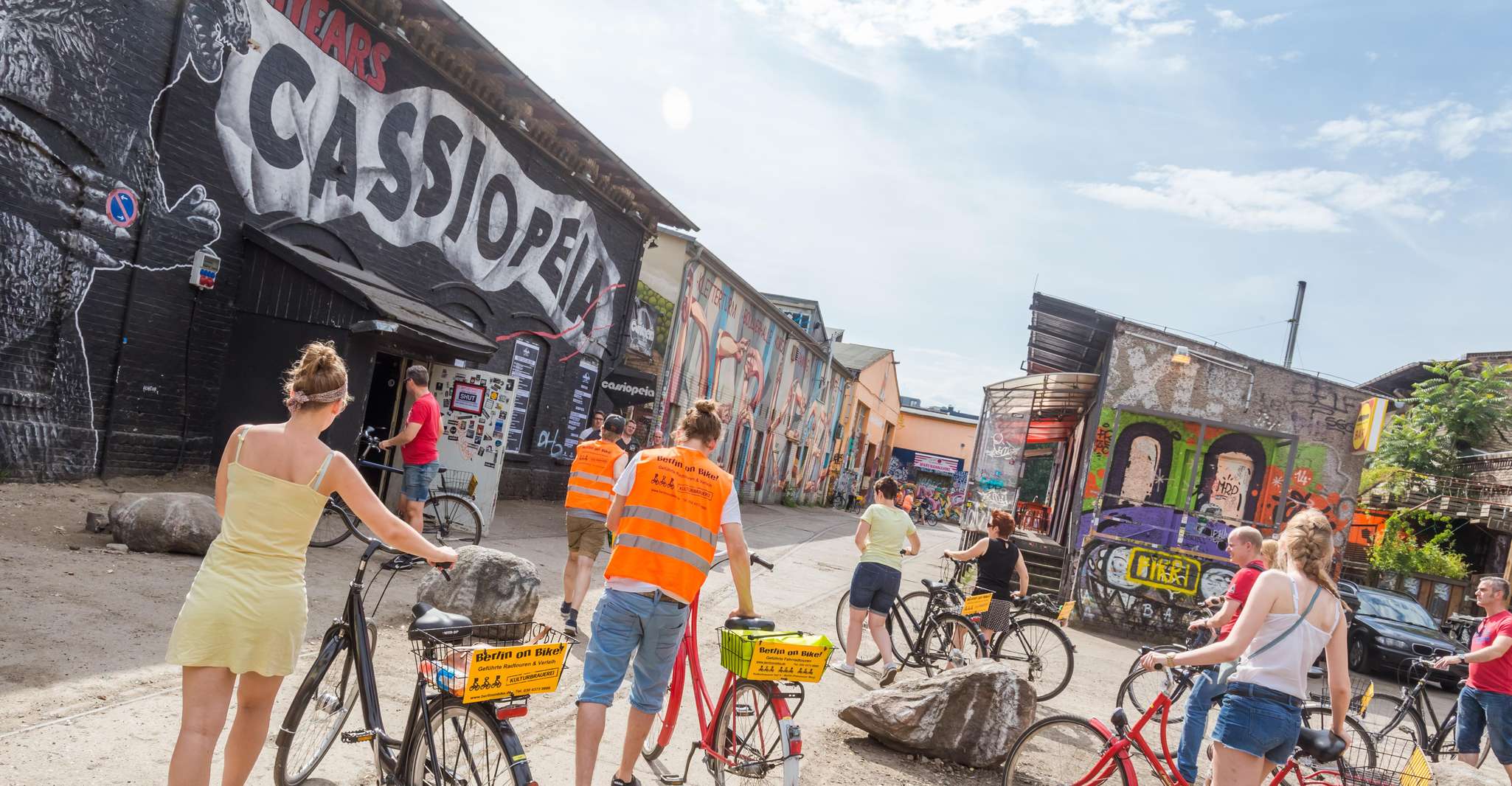 Berlin: Alternative Bike Tour of Kreuzberg & Friedrichshain