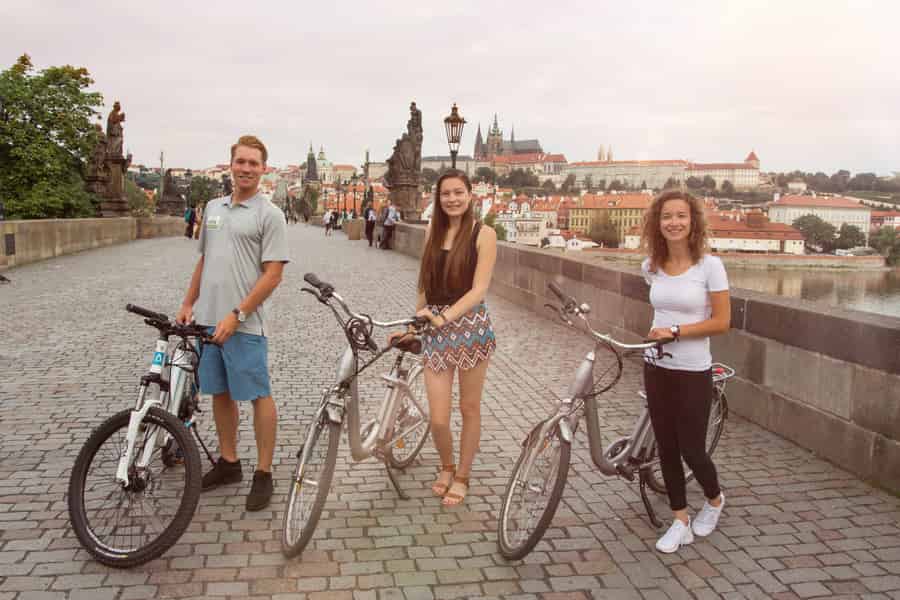 Prag: Kleine Gruppe oder private E-Bike Stadtführung. Foto: GetYourGuide