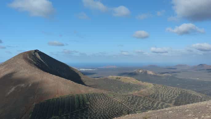 lanzarote la geria vineyards hiking tour
