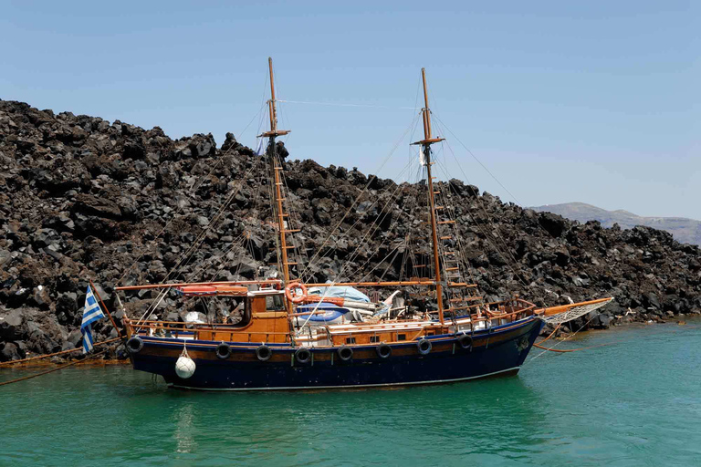 Volcán de Santorini e isla de ThirasiaVolcán de Santorini y Thirasia: crucero por la mañana