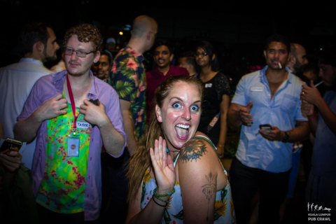 Kuala Lumpur: pub crawl in 3 locali con drinkKuala Lumpur: pub crawl serale in 3 locali con bevande
