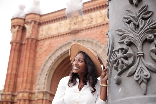 Barcelona: Private Photoshoot at Arc de Triomf
