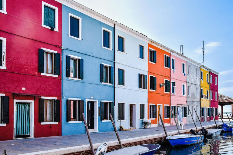 Murano, Burano, Torcello Day Tour by Classic Venetian Boat Tour in Spanish - Murano & Burano