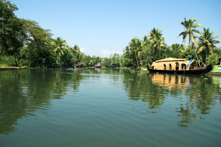Z portu Cochin: Backwaters łodzią mieszkalnąGrupa :Rejs łodzią mieszkalną tylko po Backwater z przekąskami
