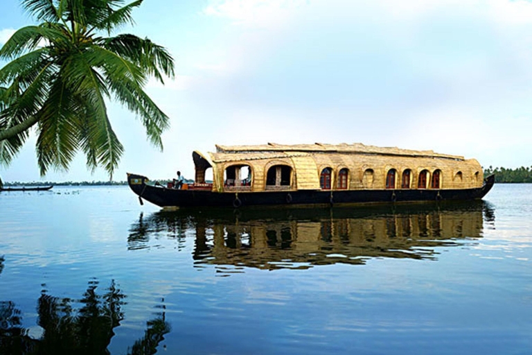 Desde el puerto de Cochin: Aguas estancadas en casa flotanteGrupo : Aguas estancadas en casa flotante con almuerzo y redes chinas