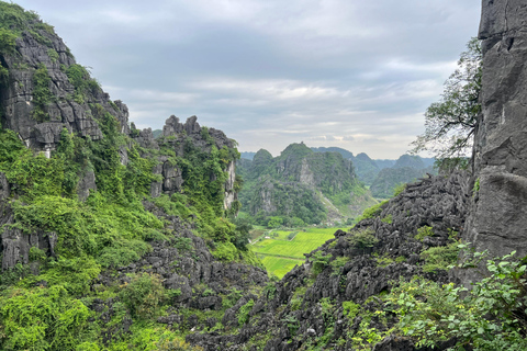 Ninh Bình: Bai Dinh, Trang An en Mua Cave dag privétourNinh Bình: Bai Dinh, Trang An en Mua Cave op de motor