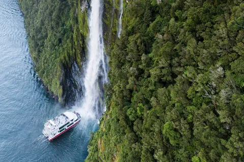 Desde Te Anau Milford Sound Premium Tour en autobús y crucero