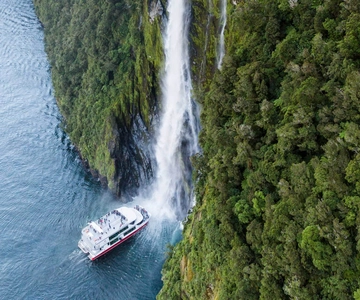 From Te Anau: Milford Sound Premium Bus Tour and Cruise