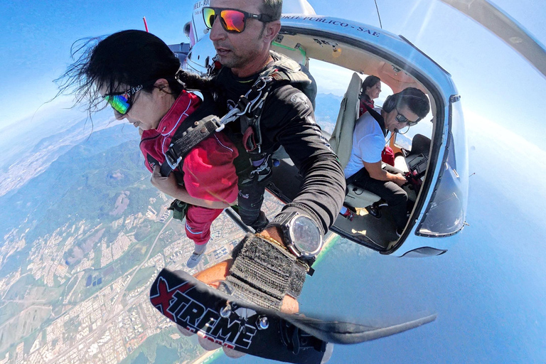 Rio de Janeiro: Tandem jump in Barra da Tijuca Rio de Janeiro: Tandem skydiving in Barra da Tijuca