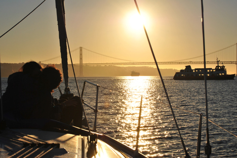 Lisbonne : croisière romantique privée de 2 h sur le TageLisbonne : croisière romantique de 2 h sur le Tage