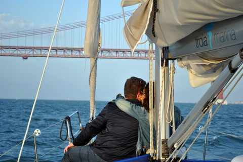 Lisboa: crucero privado romántico de 2 horas por el río TajoLisboa: Crucero romántico del río Tajo privado de 2 horas