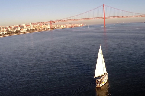 Lisboa: crucero privado romántico de 2 horas por el río TajoLisboa: Crucero romántico del río Tajo privado de 2 horas