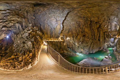 Lipica Stud Farm en Škocjan Caves van Koper