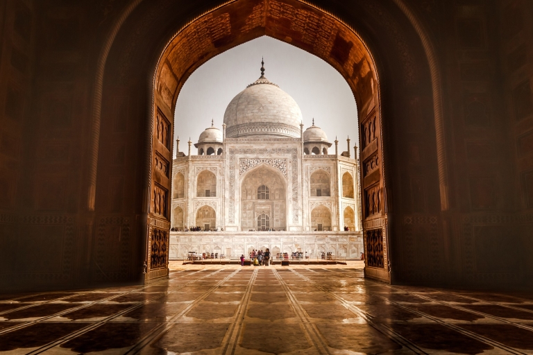 Desde Delhi: Excursión al Amanecer del Taj Mahal en CocheSólo transporte y guía turístico