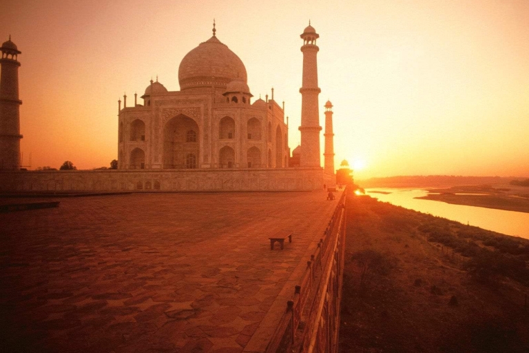 Z Delhi: wycieczka samochodem o wschodzie słońca do Taj MahalTylko transport i przewodnik