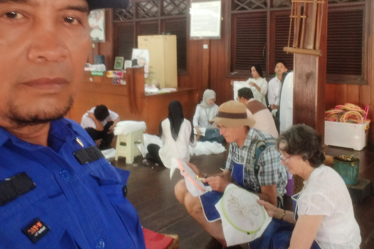 Jakarta: Guided City Tour with Batik Workshop & Entry Ticket