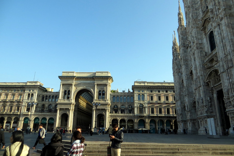 Milano: Tour a piedi dei punti salienti della cittàTour privato a piedi per piccoli gruppi dei punti salienti di Milano