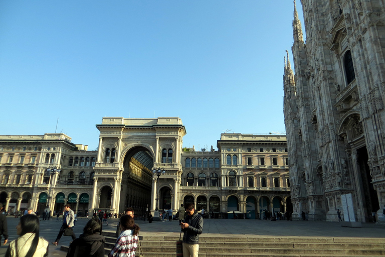 Milano: Tour a piedi dei punti salienti della cittàTour privato a piedi per piccoli gruppi dei punti salienti di Milano