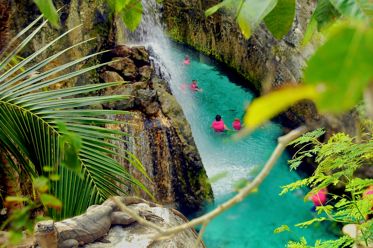 Playa del Carmen: Wstęp Xcaret Plus z pokazem i lunchemPlaya del Carmen: Wstęp do parku Xcaret z pokazem i lunchem