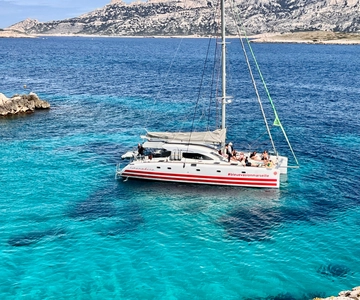 Marseille: Calanques Catamaran Cruise, Picnic, & Swimming