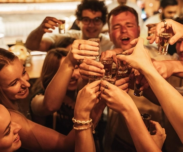 Rome: Bar Crawl with Guide and Drinks Included