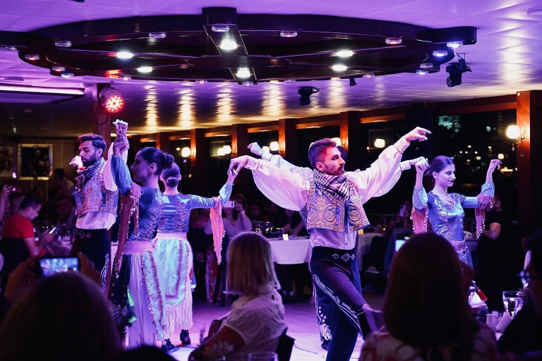 Istanbul: dinercruise en entertainment met privétafelCruise met Bosporustour, shows en frisdranken