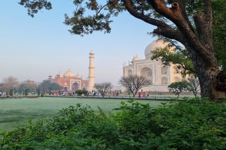 Delhi: Agra Mathura Vrindavan Zwiedzanie z lunchemHotel 3-gwiazdkowy z zakwaterowaniem, lunchem, samochodem i przewodnikiem