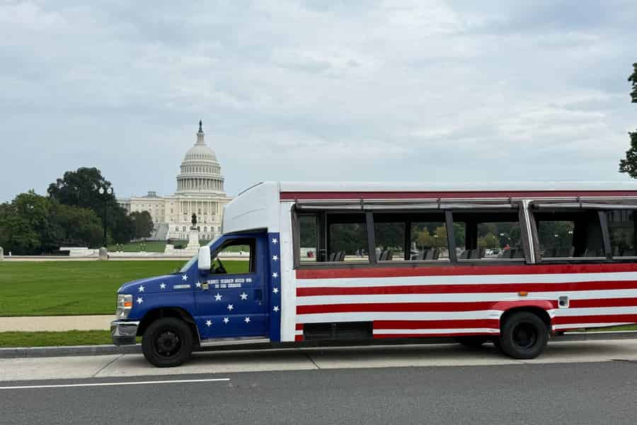 Washington, D.C.: Geführte Tour zu den Denkmälern im amerikanischen Minibus. Foto: GetYourGuide Washington, D.C.: Geführte Tour zu den Denkmälern im amerikanischen Minibus. Foto: GetYourGuide