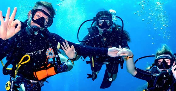 Bali: Nusa Dua Scuba Diving and Parasailing Adventure