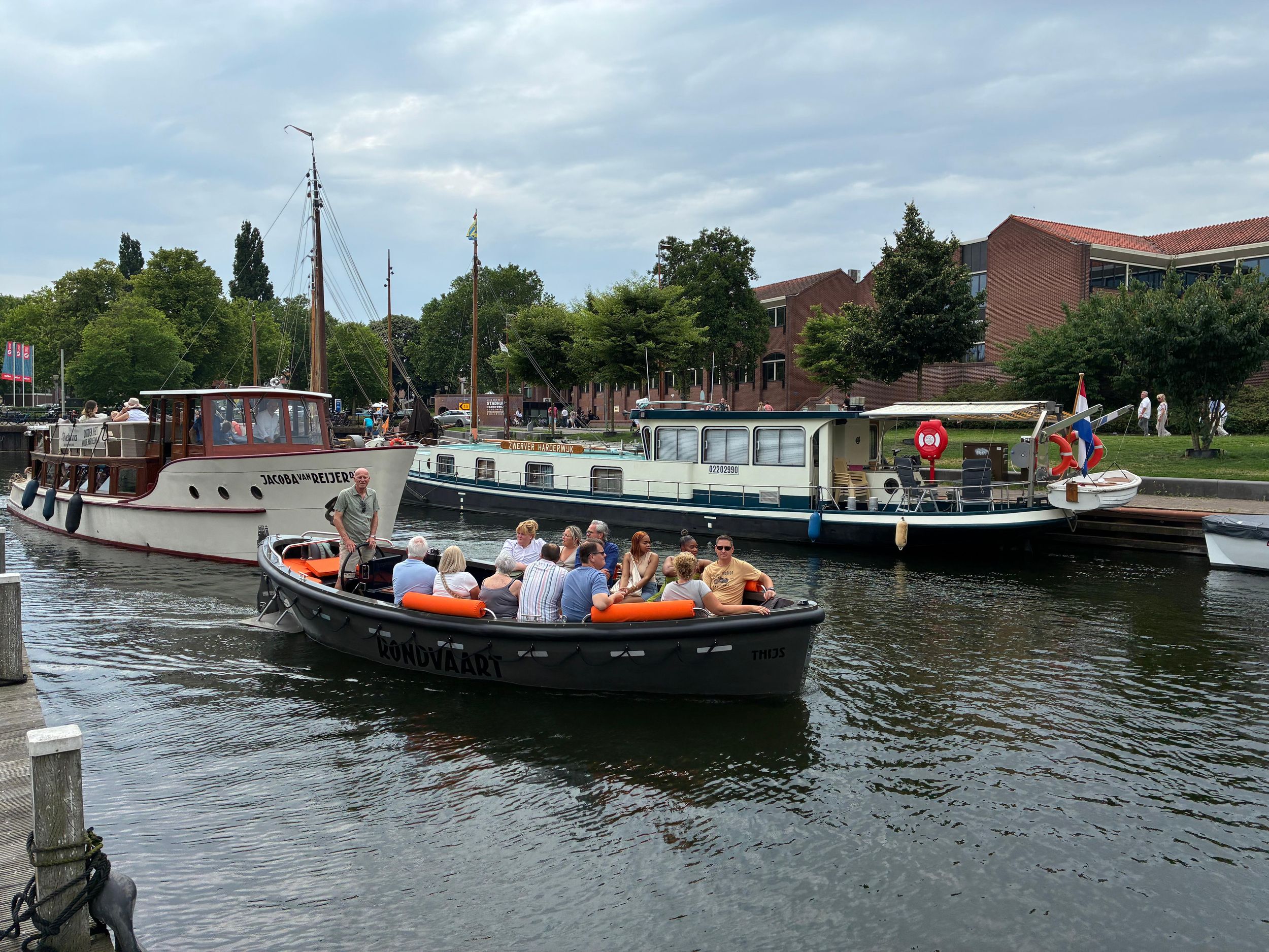 Harderwijk: Grachtenfahrt mit Skipper und Getränken