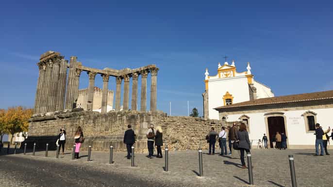 lisbon fullday private tour to Évora and palmela