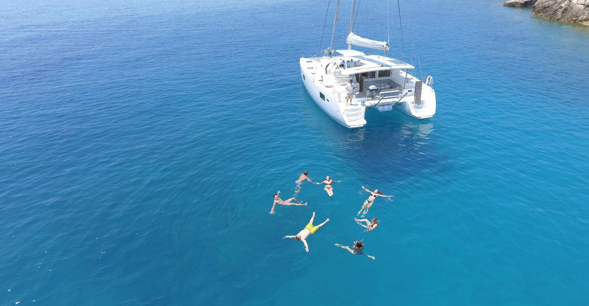 Côte d'Athènes, croisière en catamaran avec repas et boissons - Hizvo