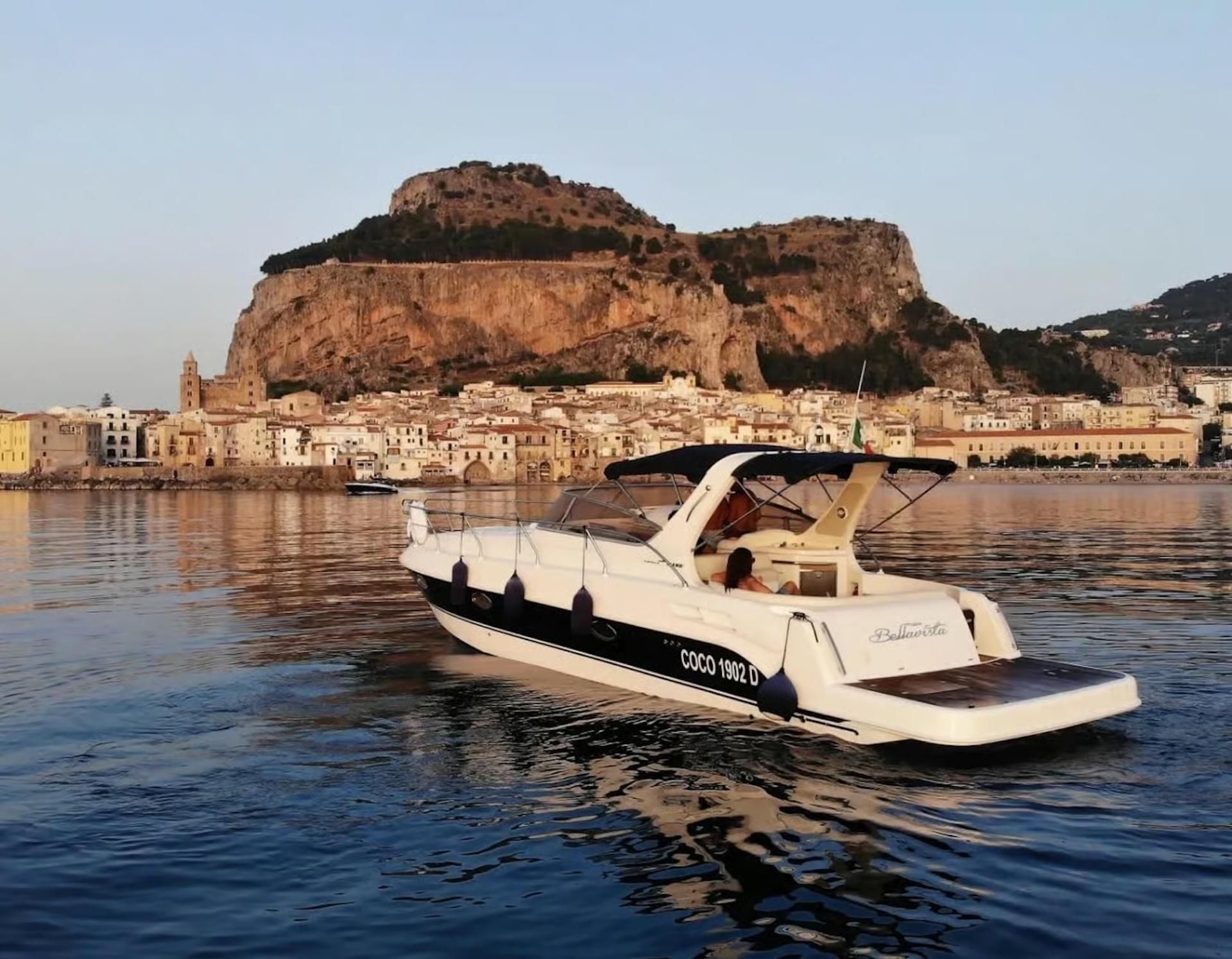 Cefalù: Bootsfahrt mit Skipper, Badestopps und typischem Aperitif