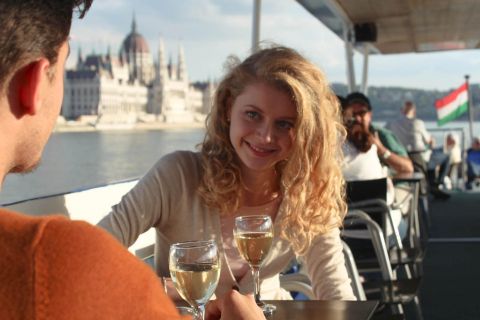 Budapest: 1.5-Hour Sightseeing Cruise with Drink Options