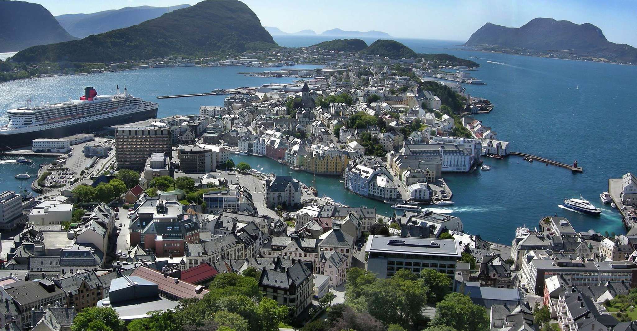 Alesund, City Sightseeing Hop-On Hop-Off Bus Tour - Housity