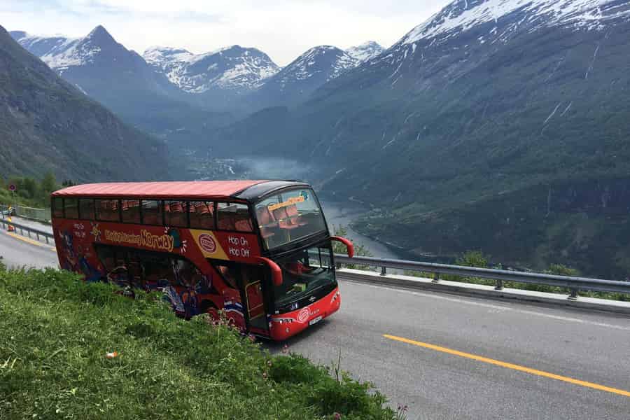 Geiranger: Stadtbesichtigung Hop-On/Hop-Off-Bustour. Foto: GetYourGuide