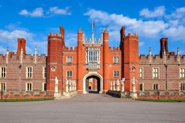 London: Hampton Court Palace Private Tour with Train Ride