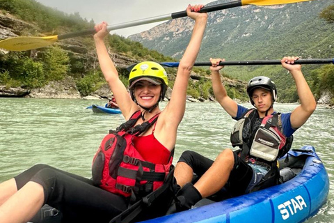 Kajakpaddling i floden Viosa - AlbanienGjirokastra:Kajakpaddling i floden Viosa