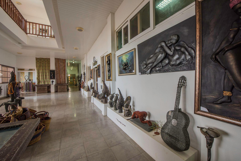 Accra Walking Tour: Artwork, Fantasy coffins & Beach bars