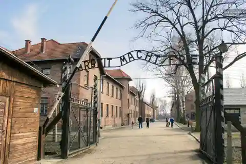 Krakow: Last Minute Auschwitz-Birkenau Guided Tour