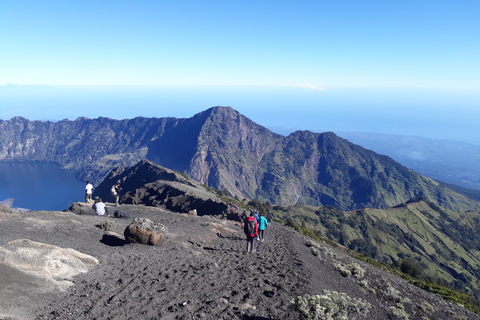 Caminhada de 2 dias pela cratera ou pelo cume do Monte Rinjani com serviço de carregador