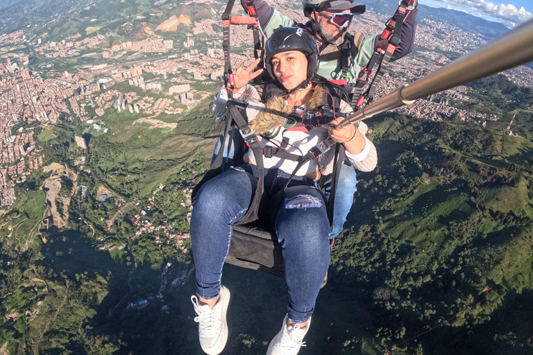 Medellin, San Felix: Paragliding Dejavu, die magische Erfahrung des FliegensMedellin, San Felix: Gleitschirmfliegen Dejavu, Stadtflug 20 min.