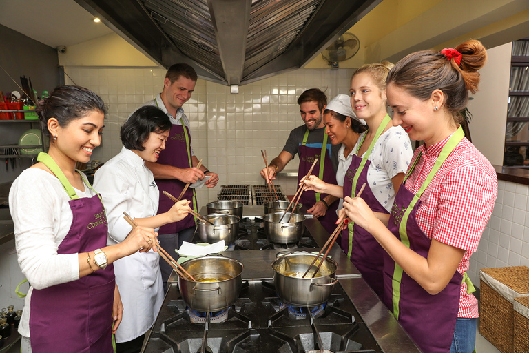 Aula de culinária com visita ao mercado Ben ThanhExcursão ao mercado de Ben Thanh e aula de culinária