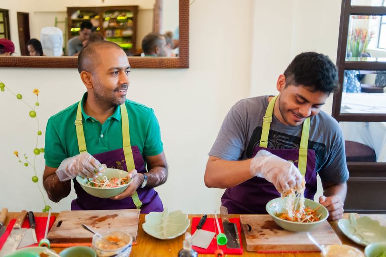 Aula de culinária com visita ao mercado Ben ThanhExcursão ao mercado de Ben Thanh e aula de culinária