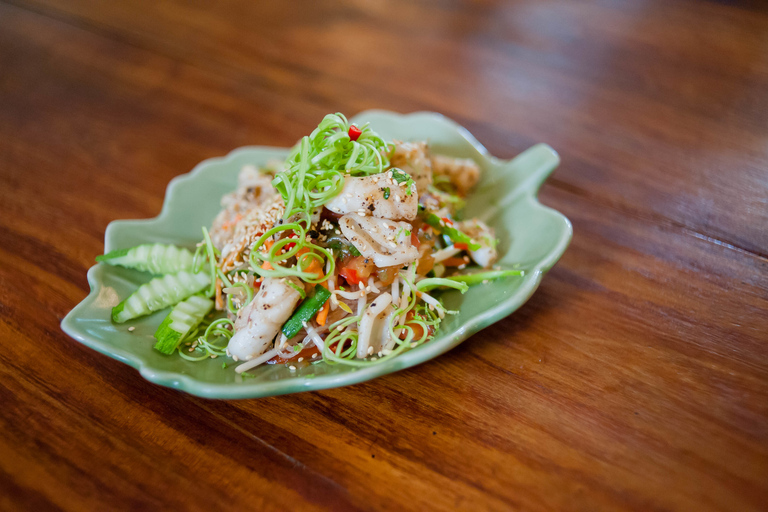 Aula de culinária com visita ao mercado Ben ThanhExcursão ao mercado de Ben Thanh e aula de culinária