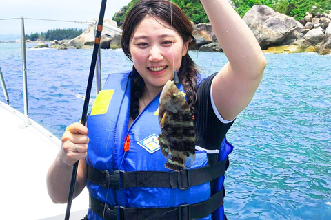 Da Nang: Discover Son Tra Bay on Luxury Sailing Catamaran 2-Hour Luxury Catamaran Scenic Cruise with Drink & Transfer
