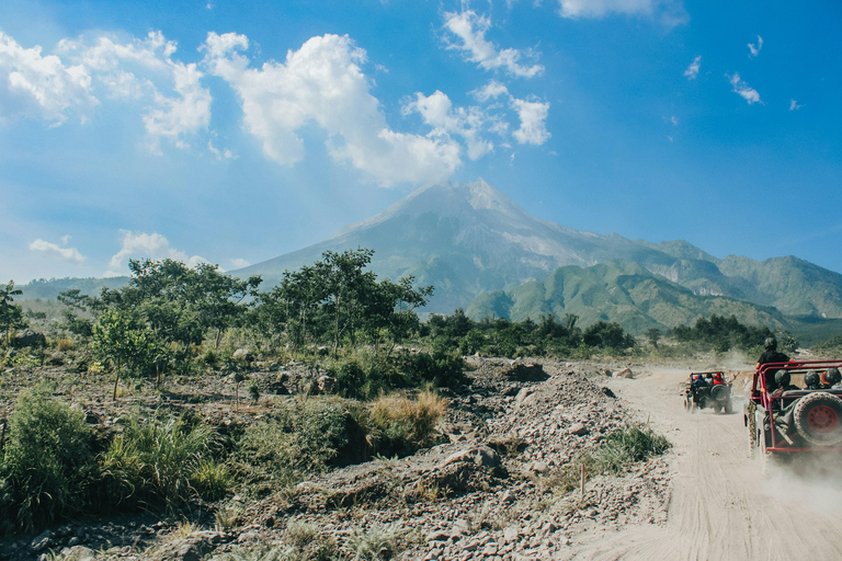 Tour di un giorno all&#039;alba del vulcano Merapi, Borobudur e PrambananTour di un giorno all&#039;alba del vulcano Merapi, di Borobudur e Prambanan