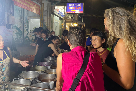 Hue: Night Street Food Tour per E Bike met een vrouwelijke ruiter