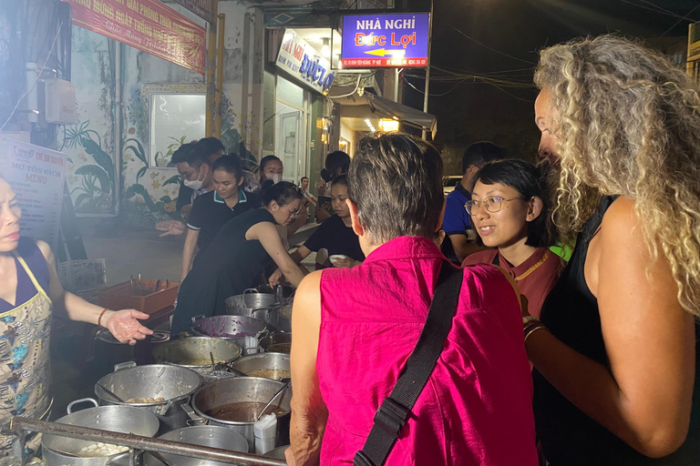 Hue: Night Street Food Tour per E Bike met een vrouwelijke ruiter